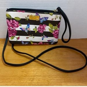✨Betsey Johnson Wristlet & Crossbody✨🌹🌹HOST PICK✨✨✨